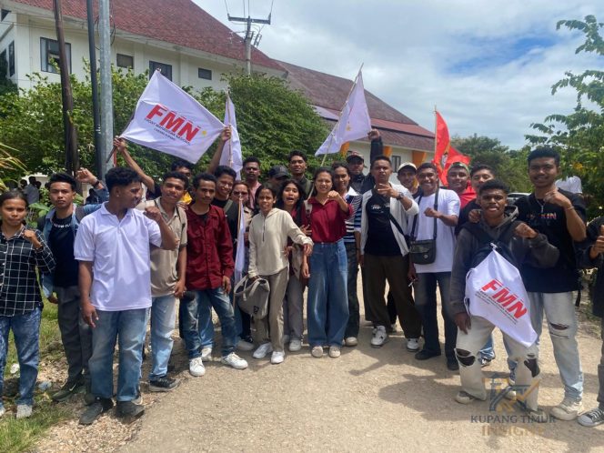 
					Massa Aksi Aliansi Mahasiswa Peduli IAKN Kupang. Foto: Dok. Yanto/