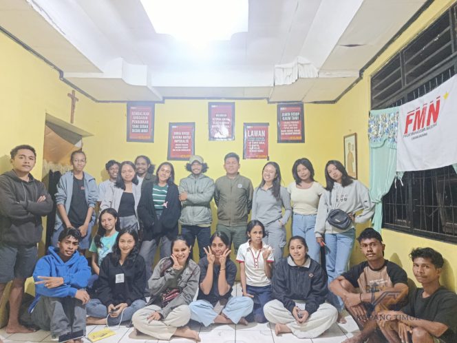 
					Foto bersama usai nobar dan diskusi di sekretariat FMN Cabang Kupang,Liliba kota Kupang.Foto:Dok.Yanto