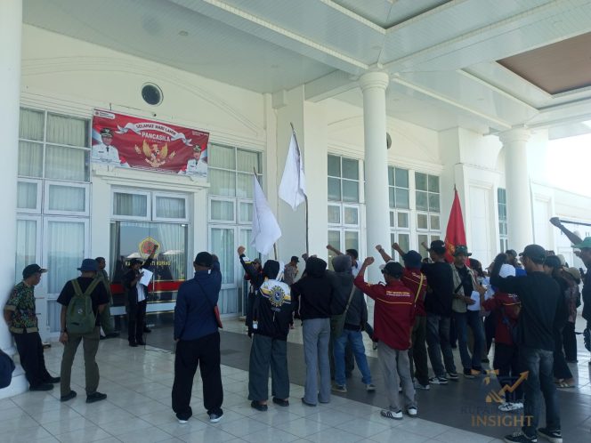 
					Suasana aksi FMN Kupang bersama Warga Civic Center. Dok. Yanto/