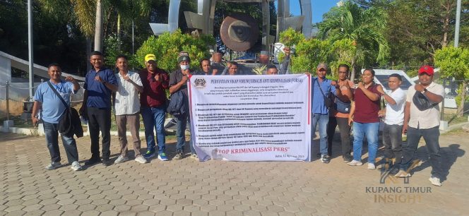 
					Foto Bersama Usai Pernyataan Sikap FORSA Pers. Foto: Dok. Yanto/