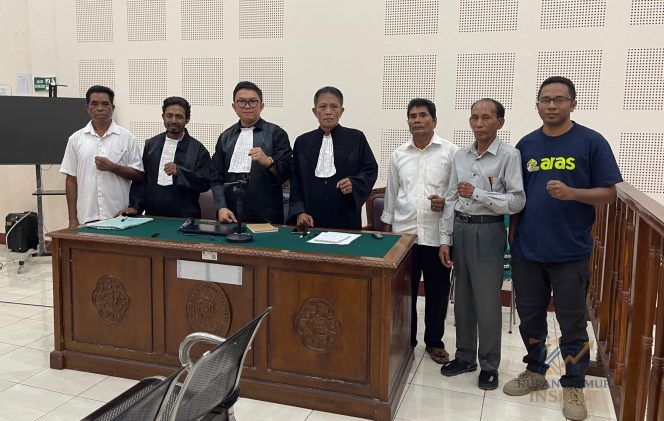 
					Tiga Warga Adat Soge Natarmage dan Goban Runut Saat Diputus Bebas. Foto: Dok. KPA/
