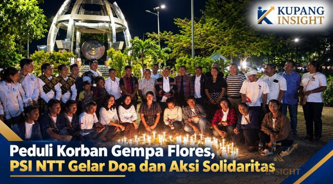 Peserta menyalakan lilin dalam aksi solidaritas untuk korban gempa Flores. Foto: Dok. Yanto.