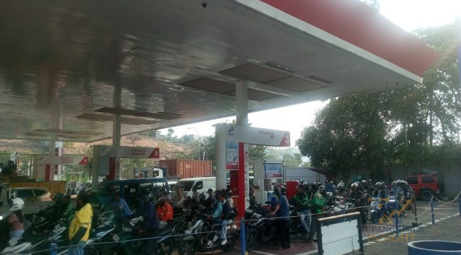 Suasana antrean masyarakat untuk membeli BBM di SPBU. Foto: Dok. Yanto/