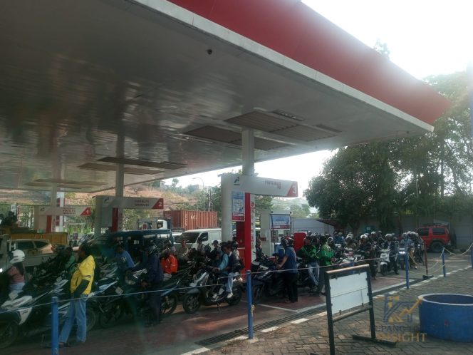 
					Suasana antrean masyarakat untuk membeli BBM di SPBU. Foto: Dok. Yanto/
